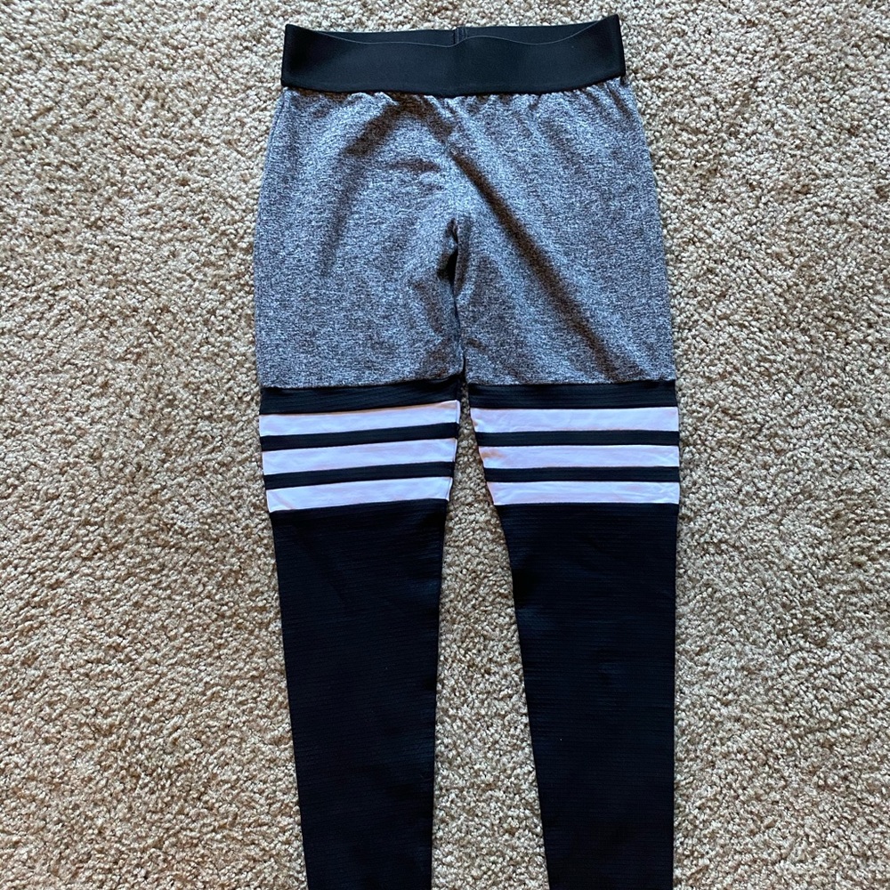 BombshellSportswear blk/gry legging w/white stripe